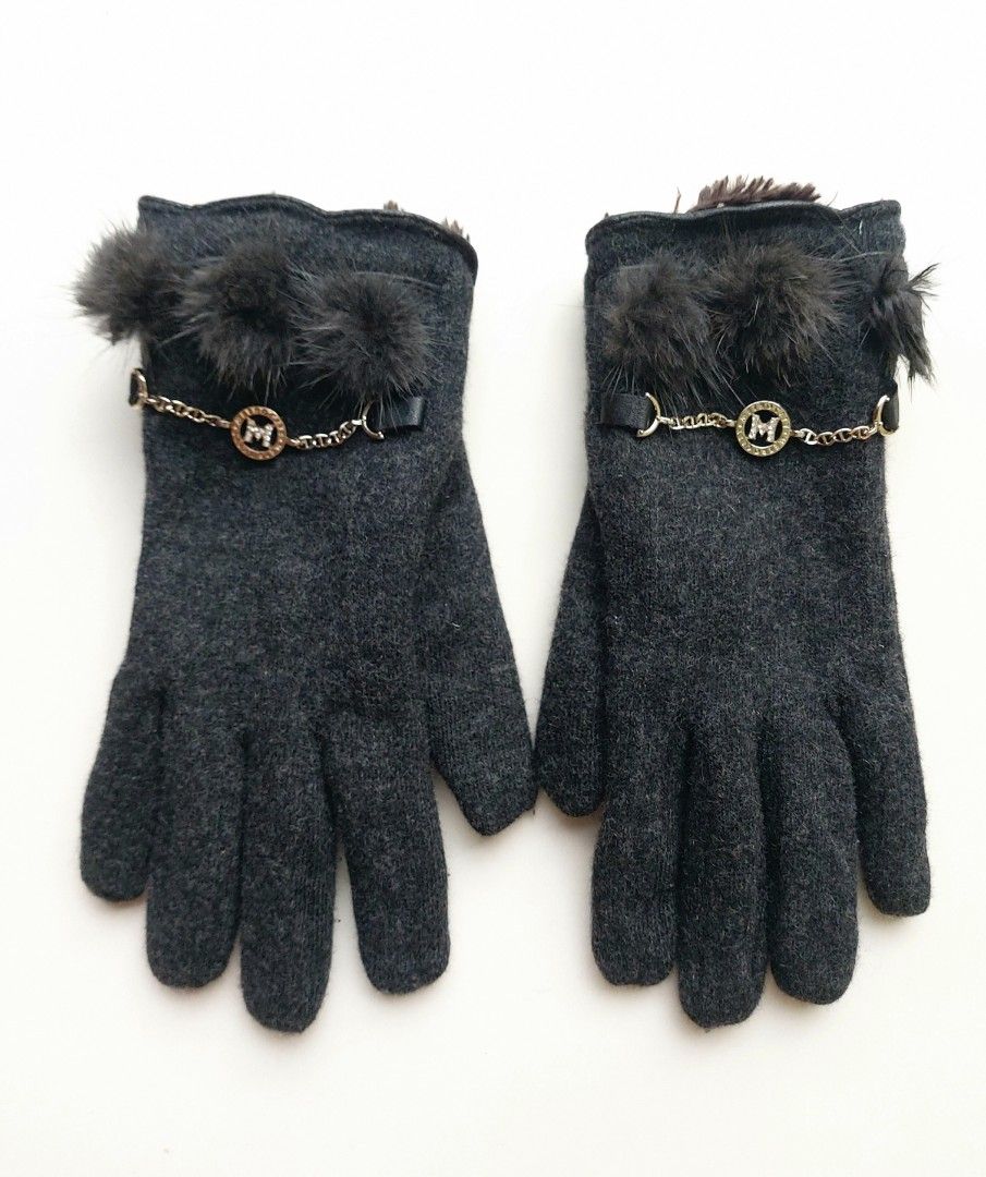 Metrocity Women's Gloves (Category: Gloves) located in Lapu Lapu. Submitted by agnesapm_29813 (Listing ID 1435303289, Image 1). Description: Still in very good condition. Size: Small to Medium. .