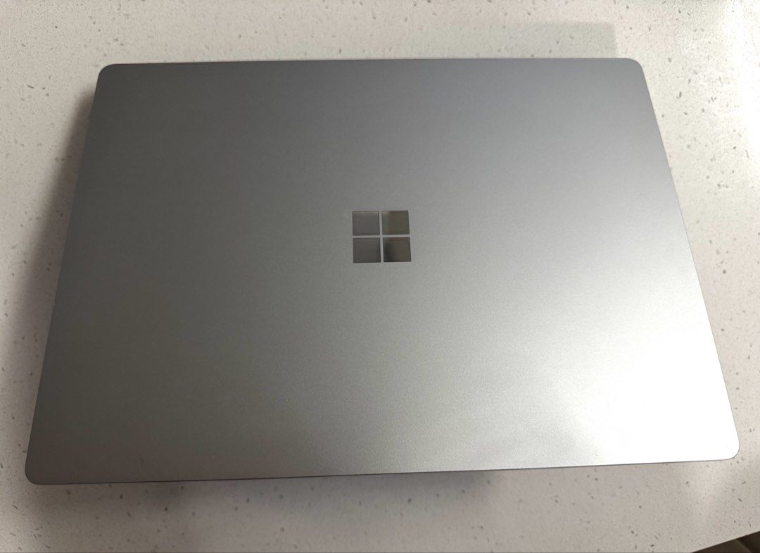 microsoft surface laptop 5 touchscreen computer 12thGen i5 / 13.5”