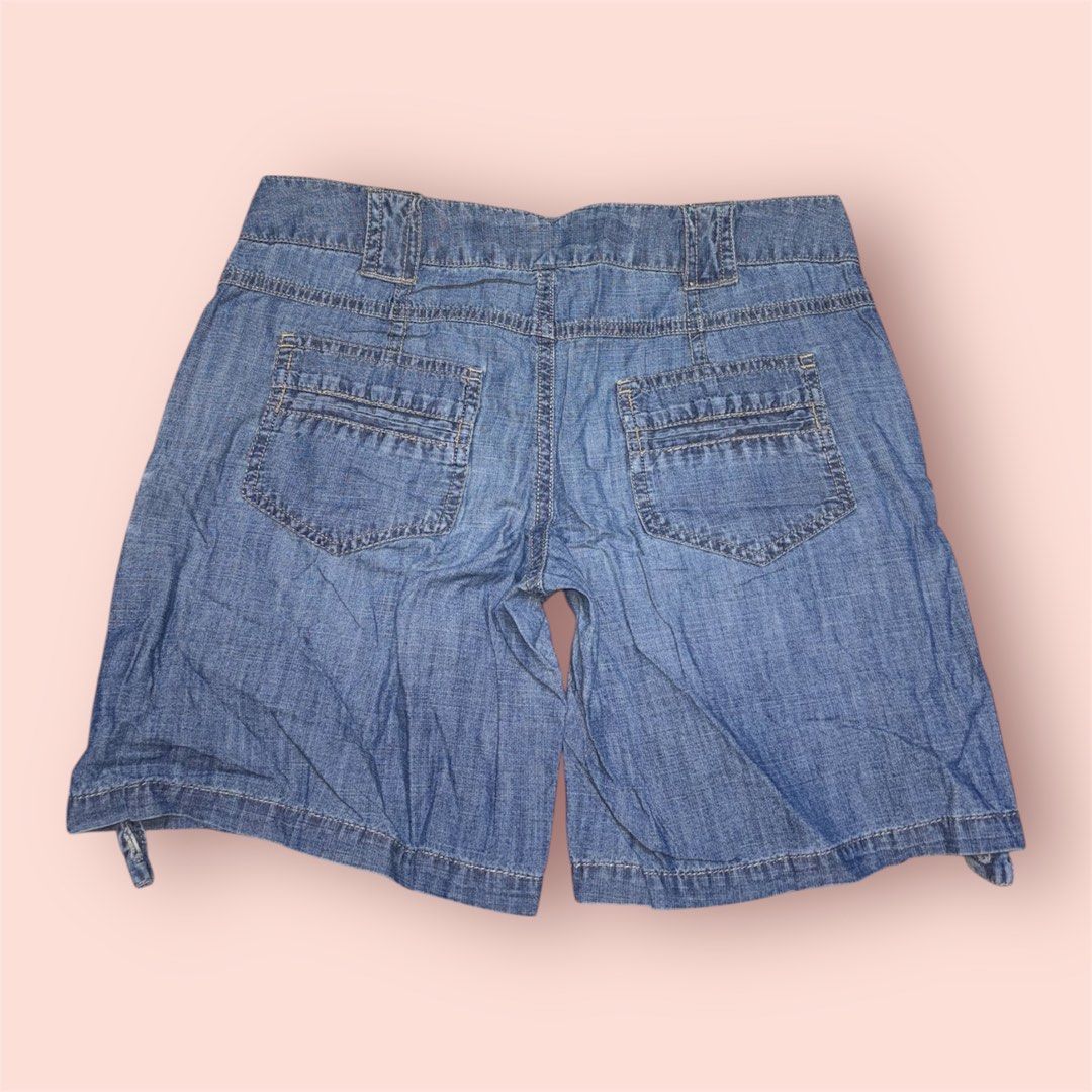 Mossimo Denim Cargo Shorts (Category: Shorts) located in Rosario. Submitted by preloveditems2002 (Listing ID 1435229635, Image 2). Description: - Denim cargo shorts - Light blue wash - Size 3 - Multiple pockets - Button closure - Mid-rise waist - Relaxed fit - Ideal for casual wear.