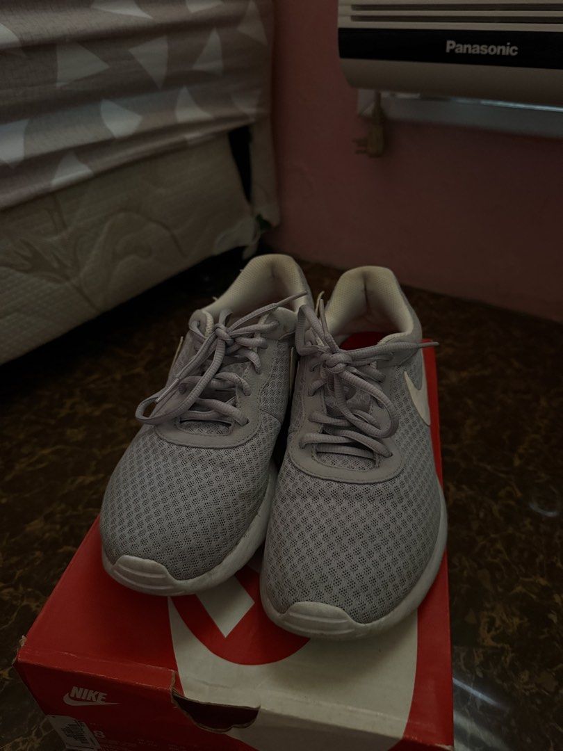 Nike Shoes (Category: Sneakers) located in Las Pinas. Submitted by yncxz (Listing ID 1435226919, Image 1). Description: .