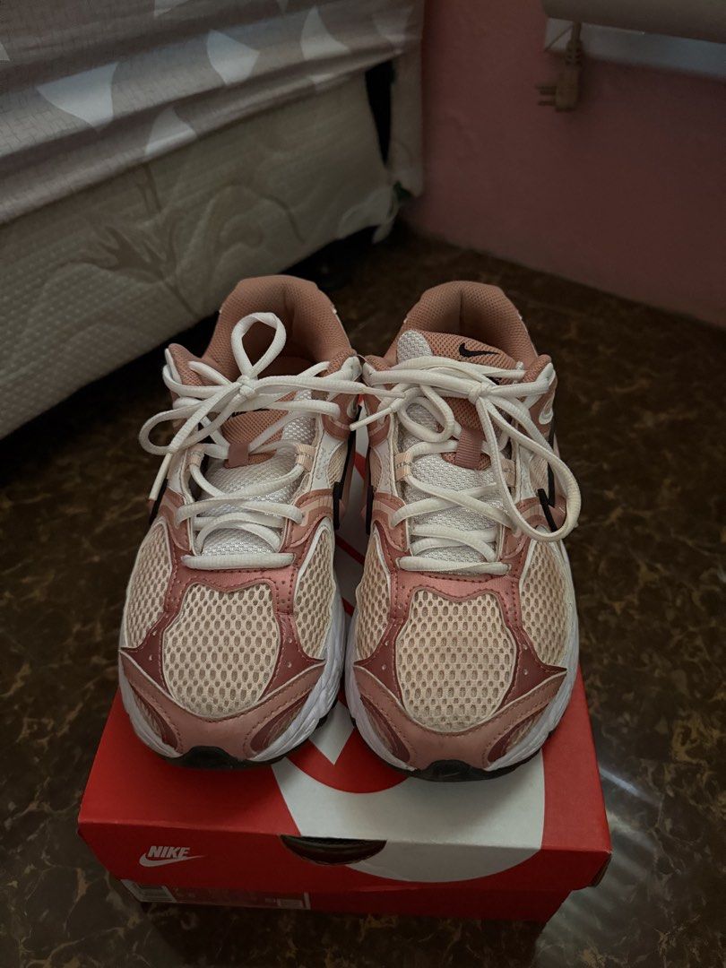 Nike Shoes (Category: Sneakers) located in Las Pinas. Submitted by yncxz (Listing ID 1435227242, Image 1). Description: .