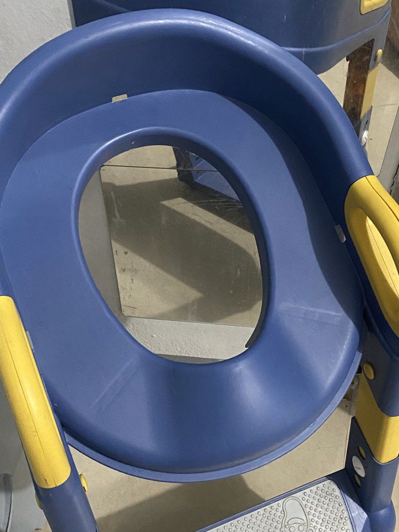Potty Train Ladder (Category: Toilet Training) located in San Fernando. Submitted by imy_danielricciardo (Listing ID 1435274500, Image 2). Description: nakatambak lang, di nagagamit. will be sanitized before shipping.