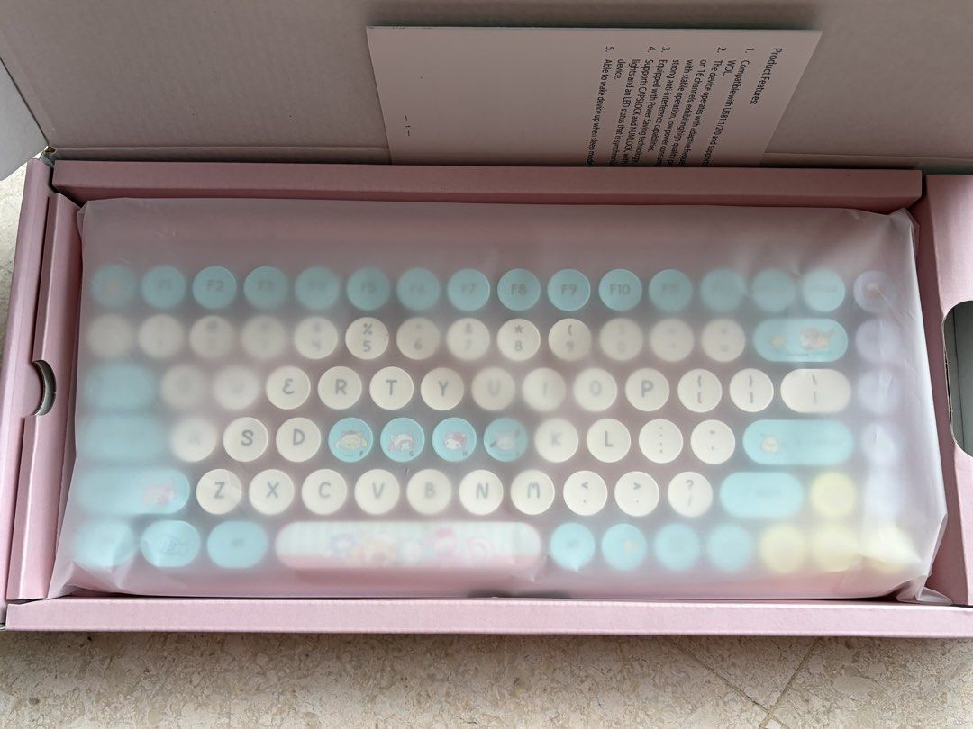 Sanrio Wireless Keyboard - Pink box