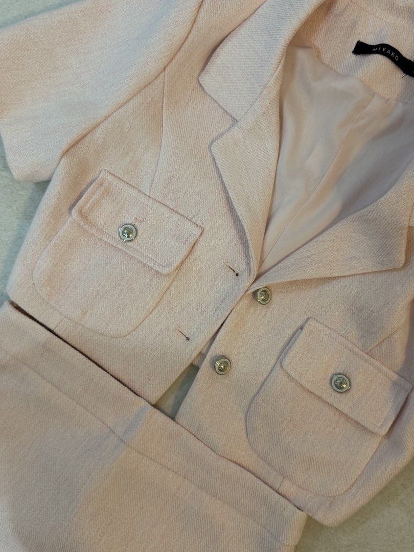 Set (Category: Coats, Jackets and Outerwear) located in Juru. Submitted by candycheng0408 (Listing ID 1435239016, Image 3). Description: .