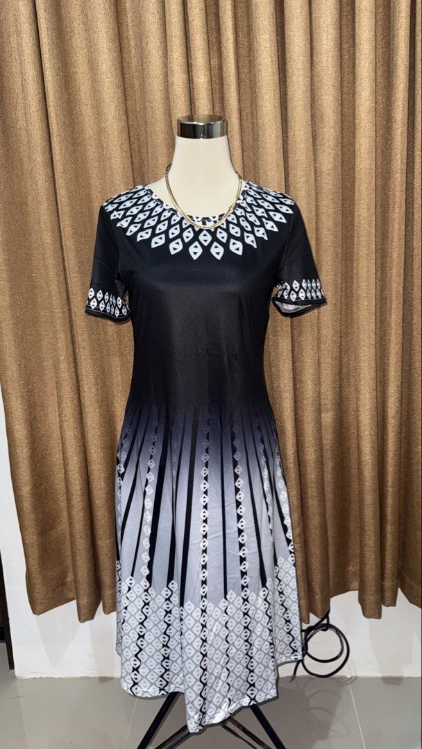 Shein Two tone dress (Category: Dresses) located in Marikina City. Submitted by peppermint101 (Listing ID 1435317342, Image 1). Description: Size: Medium on tag With Ziplock.