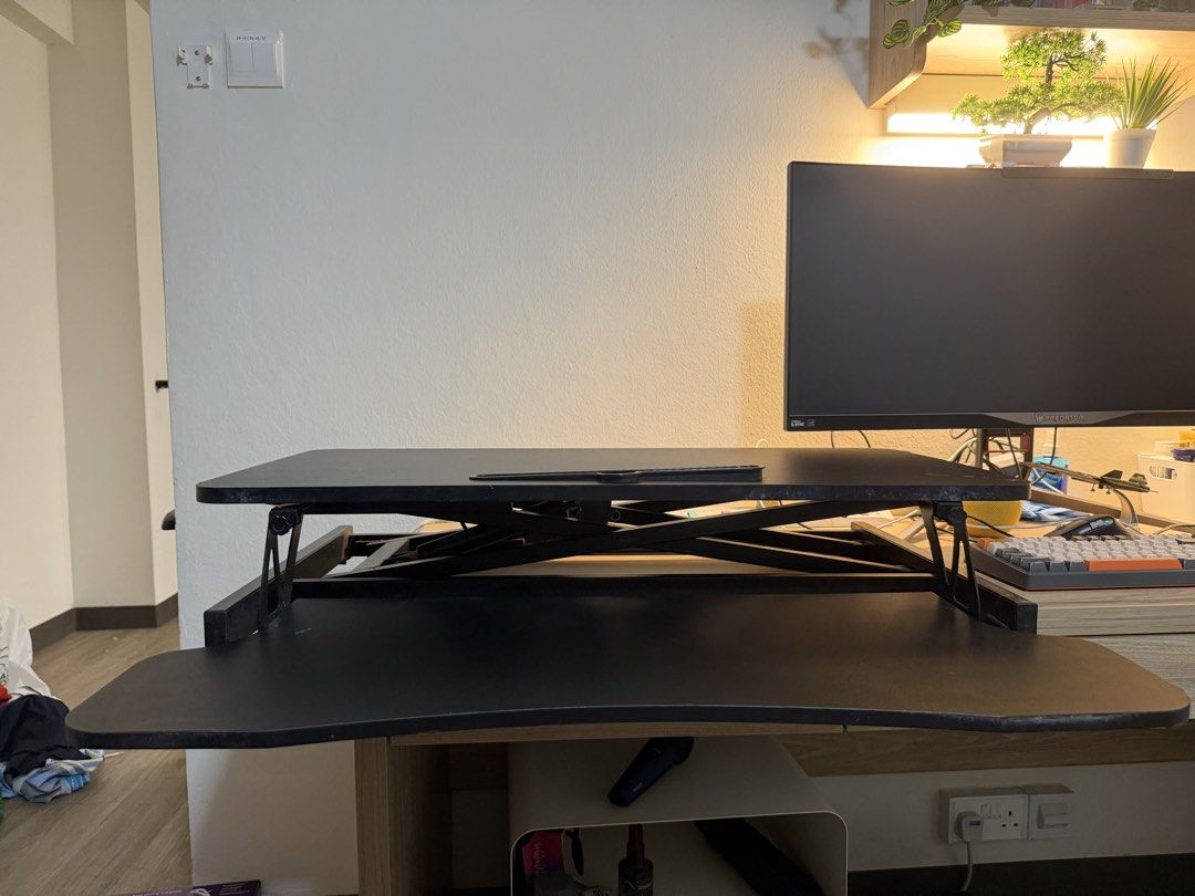 Standing Desk441390966863319040
