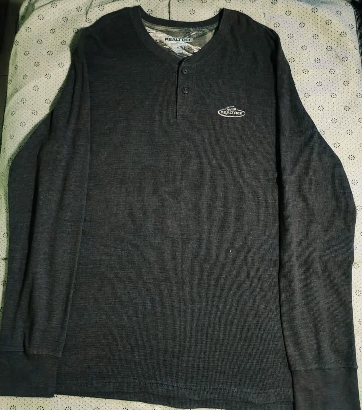 Team Realtree waffle-knit henley (Category: Activewear) located in Binan City. Submitted by odd_urbanshoes (Listing ID 1435220838, Image 1). Description: Realtree waffle-knit henley . Modern or early 2000s (Y2K era) rather than true "vintage" from the 1980s or 90s. .