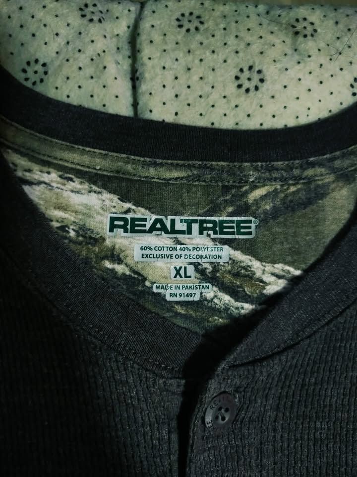Team Realtree waffle-knit henley (Category: Activewear) located in Binan City. Submitted by odd_urbanshoes (Listing ID 1435220838, Image 3). Description: Realtree waffle-knit henley . Modern or early 2000s (Y2K era) rather than true "vintage" from the 1980s or 90s. .