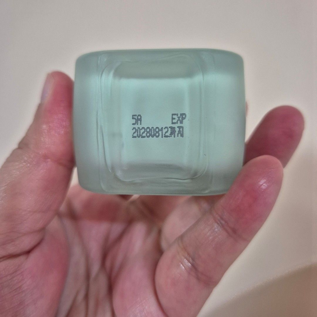 The Face Shop Dewy Lasting Skin Base (Category: Makeup) located in Makati City. Submitted by nkris07 (Listing ID 1435231944, Image 3). Description: from Korea The Face Shop Dewy Skin Lasting Base Green (for redness, calming) extra from Korea, this new but no box 💚 .