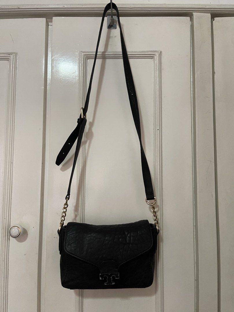 Tory Burch Black Crossbody Bag (Category: Luxury Bags & Wallets) located in San Pablo. Submitted by queenmomonline (Listing ID 1435178220, Image 1). Description: - Black crossbody bag - Flap closure - Gold chain strap - Tory Burch logo on front - Interior zipper pocket - Tory Burch logo lining - Textured leather exterior -Flaws: Tarnished T logo -Auth - 5x8x2.