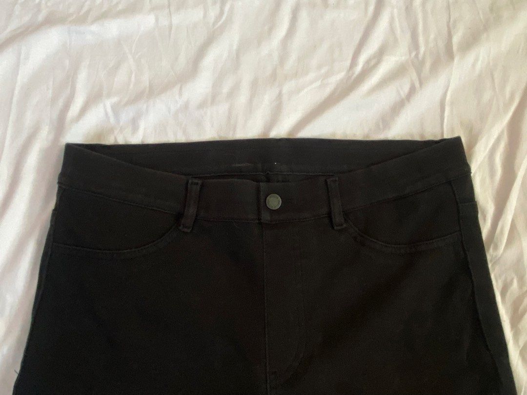 Uniqlo black jeans (Category: Jeans) located in Legazpi City. Submitted by clutterbusterph (Listing ID 1435286984, Image 3). Description: measurement: waist: 28-32 inches hips: 39-42 inches length: 38 inches .