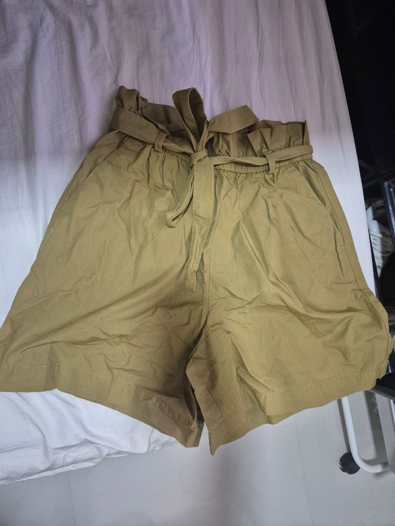 Uniqlo Cotton Shorts (Category: Shorts) located in Batangas. Submitted by marthy2009 (Listing ID 1435173883, Image 2). Description: - Uniqlo shorts - Size: M (Waist: 63-69cm, Hips: 88-94cm) - Material: 100% Cotton - Features: Elastic waistband, tie detail - Color: Neutral - Made in Vietnam.