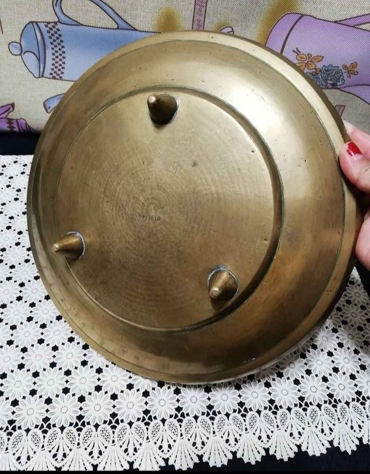 Vintage Brass Plate and Bowl Set (Category: Dinnerware & Cutlery) located in Cainta. Submitted by marynette39 (Listing ID 1435310112, Image 3). Description: - Vintage brass plate and bowl set - Plate features: - Intricate engraved design - Scalloped edge - Bowl is a smaller, rounded brass piece - Perfect for display or collection - Small Bowl - Dia-4.5 inches Depth-2 inches -Plate- Dia- 11 inches .