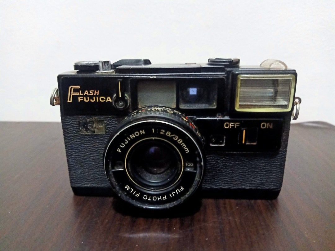 Vintage fujica camera (Category: Cameras) located in Las Pinas. Submitted by the_recycle_shop (Listing ID 1435303947, Image 1). Description: Not tested selling as is defective Buy at your own risk .