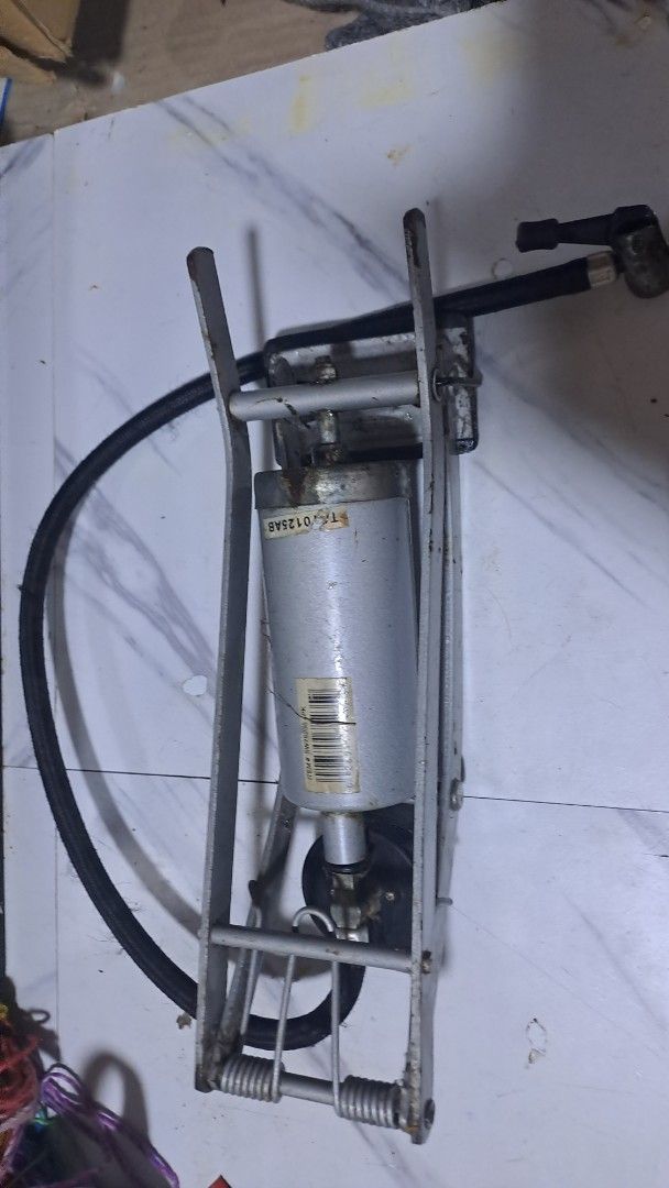 VINTAGE Schwinn FOOT BASE PUMP (Category: Bicycles) located in Davao. Submitted by bravemoon_556cd5 (Listing ID 1435311059, Image 2). Description: we ship nationwide gcash or bank account payment mode .