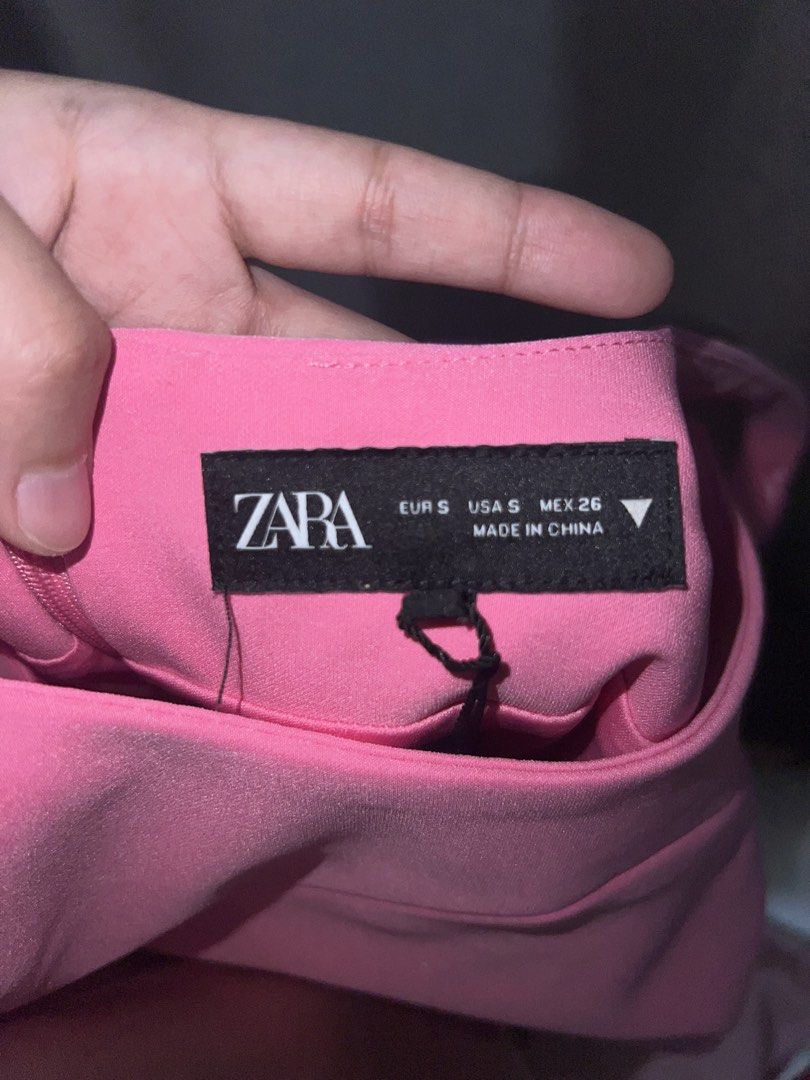 Zara Pink Bodycon Dress (Category: Dresses) located in Cabuyao City. Submitted by viaaino (Listing ID 1435267036, Image 2). Description: - Zara pink bodycon dress - Midi length - Scoop neckline - Fitted silhouette - Back zipper closure - Back slit for movement - Vibrant pink color - Smooth, stretchy fabric Used 1x only .