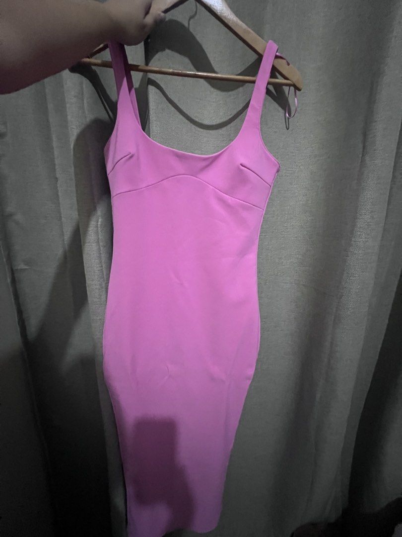 Zara Pink Bodycon Dress (Category: Dresses) located in Cabuyao City. Submitted by viaaino (Listing ID 1435267036, Image 3). Description: - Zara pink bodycon dress - Midi length - Scoop neckline - Fitted silhouette - Back zipper closure - Back slit for movement - Vibrant pink color - Smooth, stretchy fabric Used 1x only .