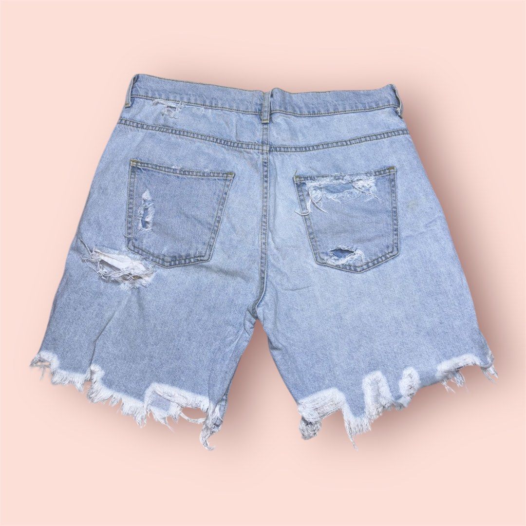 Zara Shorts (Category: Shorts) located in Rosario. Submitted by preloveditems2002 (Listing ID 1435231447, Image 2). Description: - Zara Shorts - Size M - Distressed denim style - Features rips and raw hem - Condition: 4/5 - Meetup Location: 7-11 Noveleta.