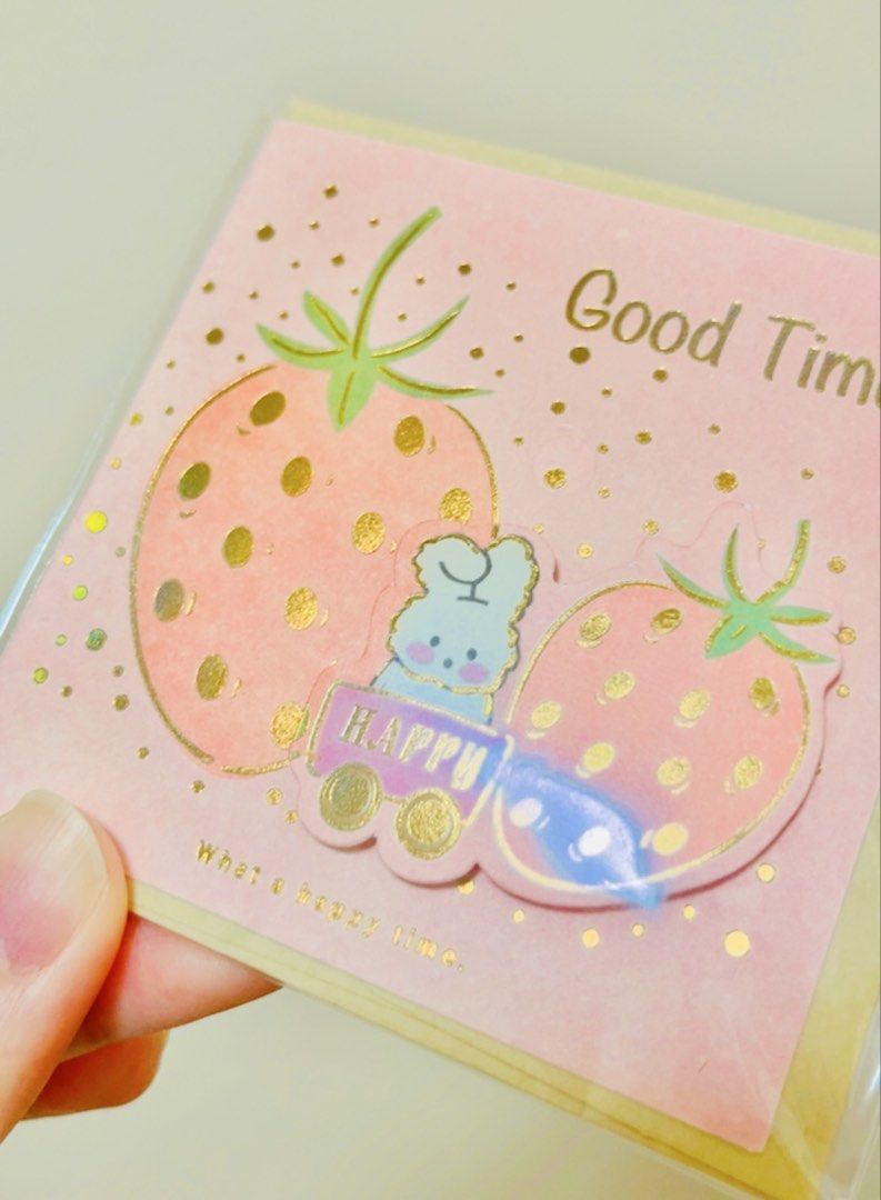 最後 3 張‼️現貨💌🐱貓咪🐰兔仔燙金萬用咭 寵物展 貓貓展 生日卡 母親節卡 結婚卡 情人節卡 💌立體貓公仔兔仔公仔🐰士多啤梨🍓 寵物卡 可愛卡通插畫小卡片 聖誕卡 百日宴 示愛 周年紀念 新年 畢業 感謝卡 賀咭 珍藏收藏 ㊗️福卡 CAT KITTY PET MINI CHRISMAS BIRTHDAY VALENTINES THANK YOU NEW YEAR ANNIVERSARY GIFT CARD （分類：郵票及印刷品）位於 Hong Kong。 由 swroom 提交（商品編號 1430063301，圖片 2）。簡介： 🚚 🎁 只限郵寄運送 🎁 ▫️▫️商品詳情▫️▫️ 💝 $35 張 ，$100 三張，全新 ❣️ 節日銷情迅速請早訂購售完即止❣️ 🛍更多最新禮品玩具 follow us ： carousell.com/swroom ▫️▫️購買付款詳情 ▫️▫️ 📥 請 INBOX PM下單購買須提供以下資料 ： 1. 選擇付款方式 : PAYM
