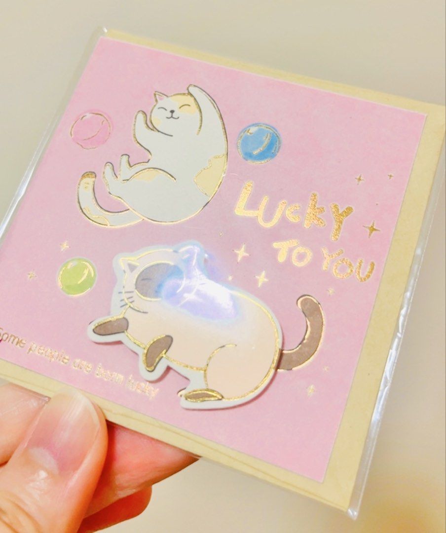 最後 3 張‼️現貨💌🐱貓咪🐰兔仔燙金萬用咭 寵物展 貓貓展 生日卡 母親節卡 結婚卡 情人節卡 💌立體貓公仔兔仔公仔🐰士多啤梨🍓 寵物卡 可愛卡通插畫小卡片 聖誕卡 百日宴 示愛 周年紀念 新年 畢業 感謝卡 賀咭 珍藏收藏 ㊗️福卡 CAT KITTY PET MINI CHRISMAS BIRTHDAY VALENTINES THANK YOU NEW YEAR ANNIVERSARY GIFT CARD （分類：郵票及印刷品）位於 Hong Kong。 由 swroom 提交（商品編號 1430063301，圖片 3）。簡介： 🚚 🎁 只限郵寄運送 🎁 ▫️▫️商品詳情▫️▫️ 💝 $35 張 ，$100 三張，全新 ❣️ 節日銷情迅速請早訂購售完即止❣️ 🛍更多最新禮品玩具 follow us ： carousell.com/swroom ▫️▫️購買付款詳情 ▫️▫️ 📥 請 INBOX PM下單購買須提供以下資料 ： 1. 選擇付款方式 : PAYM