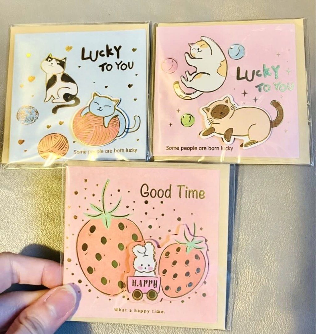 最後 3 張‼️現貨💌🐱貓咪🐰兔仔燙金萬用咭 寵物展 貓貓展 生日卡 母親節卡 結婚卡 情人節卡 💌立體貓公仔兔仔公仔🐰士多啤梨🍓 寵物卡 可愛卡通插畫小卡片 聖誕卡 百日宴 示愛 周年紀念 新年 畢業 感謝卡 賀咭 珍藏收藏 ㊗️福卡 CAT KITTY PET MINI CHRISMAS BIRTHDAY VALENTINES THANK YOU NEW YEAR ANNIVERSARY GIFT CARD （分類：郵票及印刷品）位於 Hong Kong。 由 swroom 提交（商品編號 1430063301，圖片 1）。簡介： 🚚 🎁 只限郵寄運送 🎁 ▫️▫️商品詳情▫️▫️ 💝 $35 張 ，$100 三張，全新 ❣️ 節日銷情迅速請早訂購售完即止❣️ 🛍更多最新禮品玩具 follow us ： carousell.com/swroom ▫️▫️購買付款詳情 ▫️▫️ 📥 請 INBOX PM下單購買須提供以下資料 ： 1. 選擇付款方式 : PAYM