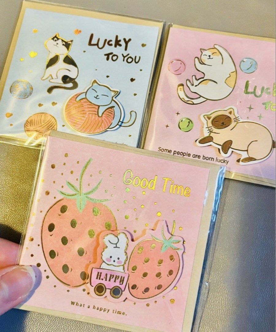 最後 3 張‼️現貨💌🐱貓咪🐰兔仔燙金萬用咭 寵物展 貓貓展 生日卡 母親節卡 結婚卡 情人節卡 💌立體貓公仔兔仔公仔🐰士多啤梨🍓 寵物卡 可愛卡通插畫小卡片 聖誕卡 百日宴 示愛 周年紀念 新年 畢業 感謝卡 賀咭 珍藏收藏 ㊗️福卡 CAT KITTY PET MINI CHRISMAS BIRTHDAY VALENTINES THANK YOU NEW YEAR ANNIVERSARY GIFT CARD （分類：郵票及印刷品）位於 Hong Kong。 由 swroom 提交（商品編號 1430063301，圖片 5）。簡介： 🚚 🎁 只限郵寄運送 🎁 ▫️▫️商品詳情▫️▫️ 💝 $35 張 ，$100 三張，全新 ❣️ 節日銷情迅速請早訂購售完即止❣️ 🛍更多最新禮品玩具 follow us ： carousell.com/swroom ▫️▫️購買付款詳情 ▫️▫️ 📥 請 INBOX PM下單購買須提供以下資料 ： 1. 選擇付款方式 : PAYM