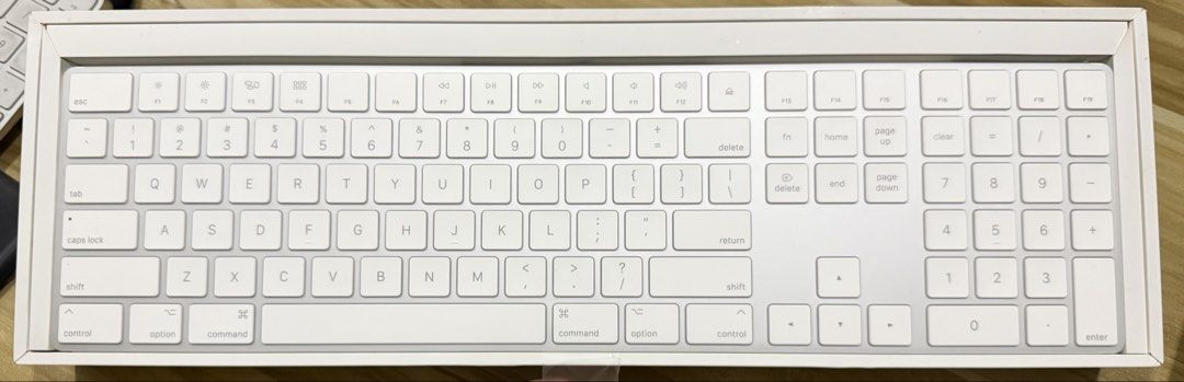 Apple wireless Keyboard with Numeric Keypad and wireless mouse - White445936296789299200