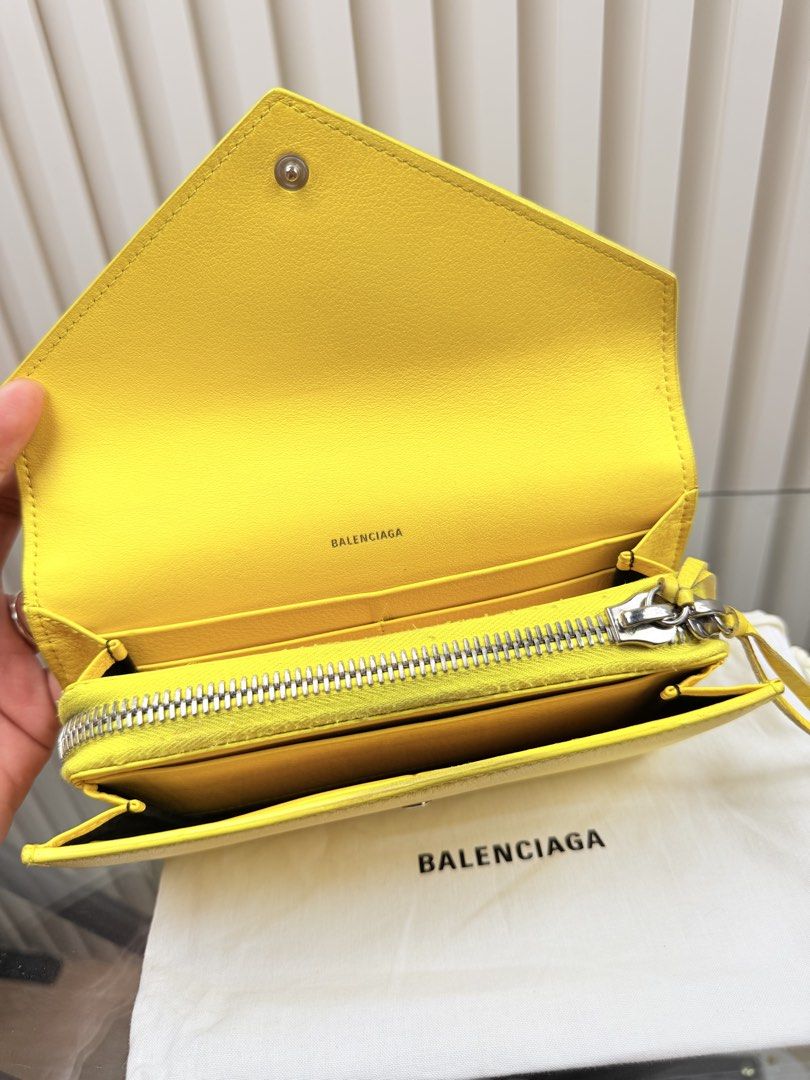 AUTHENTIC Balenciaga Envelope Wallet (Category: Luxury Bags & Wallets) located in Pasig City. Submitted by trendapparelph (Listing ID 1430116487, Image 3). Description: Authentic .