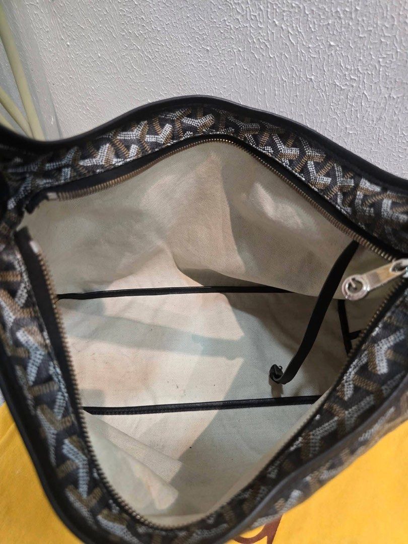 Authentic G0¥ard Boheme Hobo Bag Pm (Category: Luxury Bags & Wallets) located in Quezon City. Submitted by jhaediah (Listing ID 1365477793, Image 3). Description: - Authentic💯4/4 - G0¥ard Boheme Hobo Bag Pm - Small to Medium size - With original dustbag ✅ - 📌Missing pouch 👝 .
