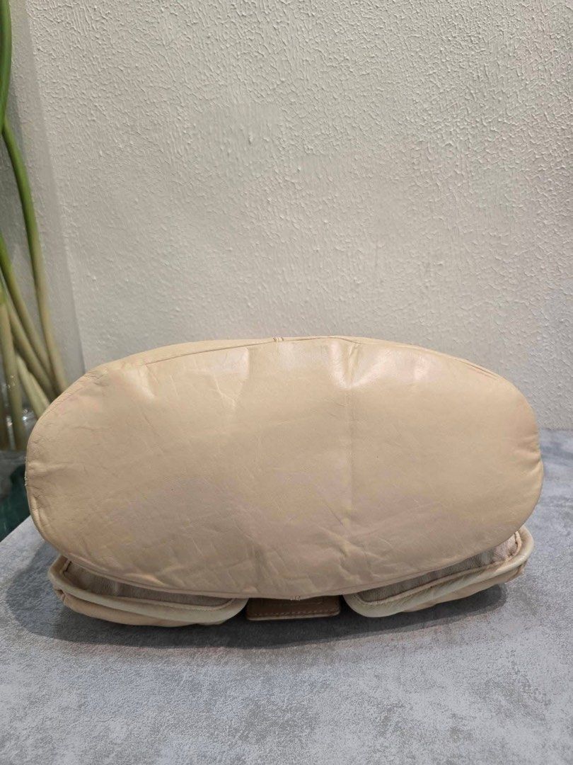 Authentic Givench¥ Biege Leather Front Pocket Hobo Bag (Category: Luxury Bags & Wallets) located in Quezon City. Submitted by jhaediah (Listing ID 1361989045, Image 3). Description: - Authentic💯💓4/4 - Givench¥ Biege Leather Front Pocket Hobo Bag - Medium size .
