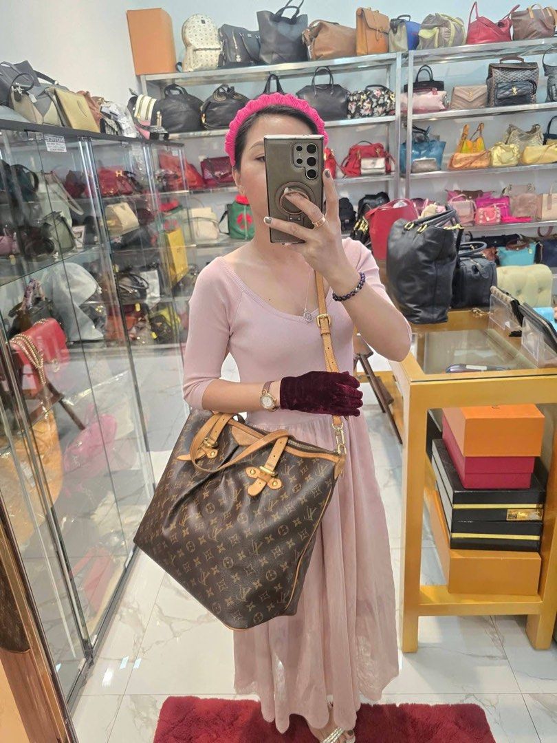 Authentic Louis Vuitton Monogram Palermo GM (Category: Luxury Bags & Wallets) located in Quezon City. Submitted by jhaediah (Listing ID 1386586765, Image 3). Description: - Authentic💯💓4/4 - L Vee GM Bag with strap - Large size - With original dustbag ✅ - In good condition💯 .
