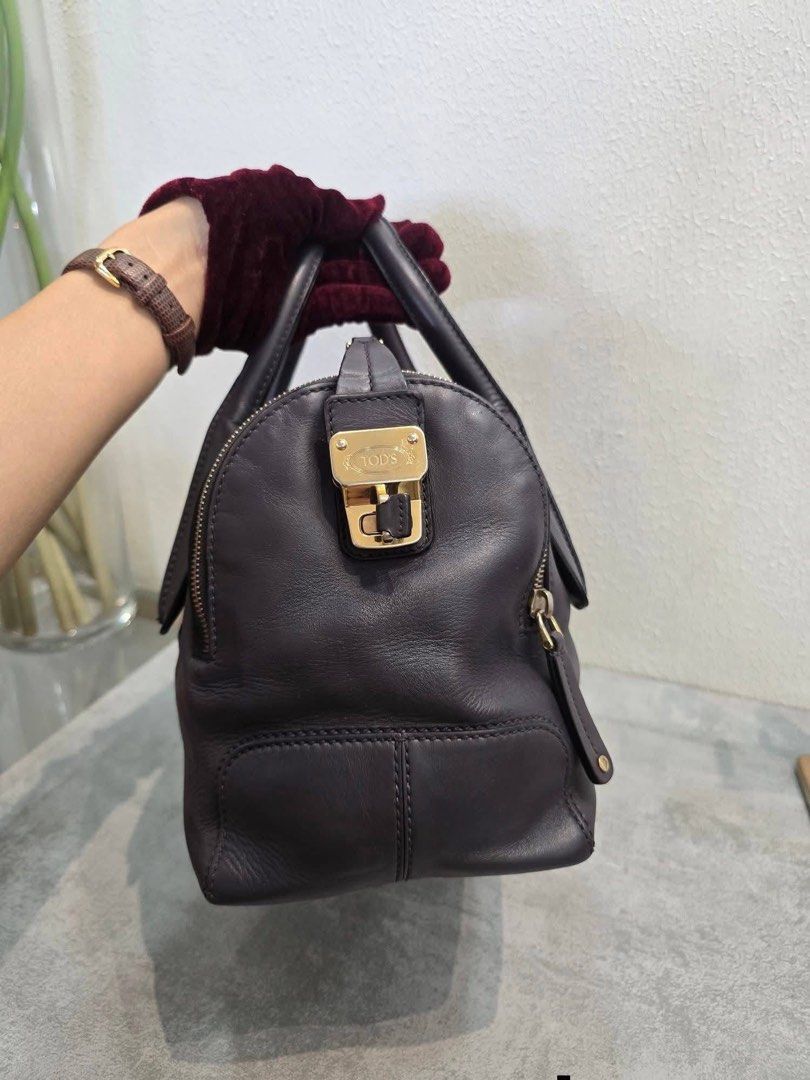 Authentic T0ds D-Styling Bauletto (Category: Luxury Bags & Wallets) located in Quezon City. Submitted by jhaediah (Listing ID 1372016290, Image 2). Description: - Authentic💯4/4 - T0ds D-Styling Bauletto - Meidum size - Size: 35cm .