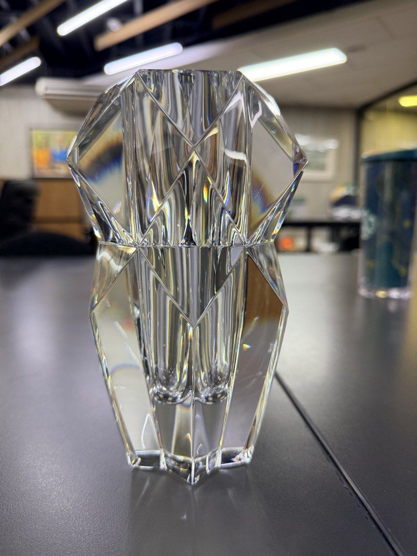 Baccarat Crystal Vase (Category: Vases & Decorative Bowls) located in Santa Maria. Submitted by casa_de_marques (Listing ID 1430211140, Image 1). Description: Baccarat Crystal Vase – Luxury Statement Piece ✨ Beautiful modern Baccarat vase with sharp geometric cuts that reflect light brilliantly. Solid, heavy crystal—very elegant in person. Perfect centerpiece for your home or office. RFS: Not in use Condition: Excellent Send a message if interest
