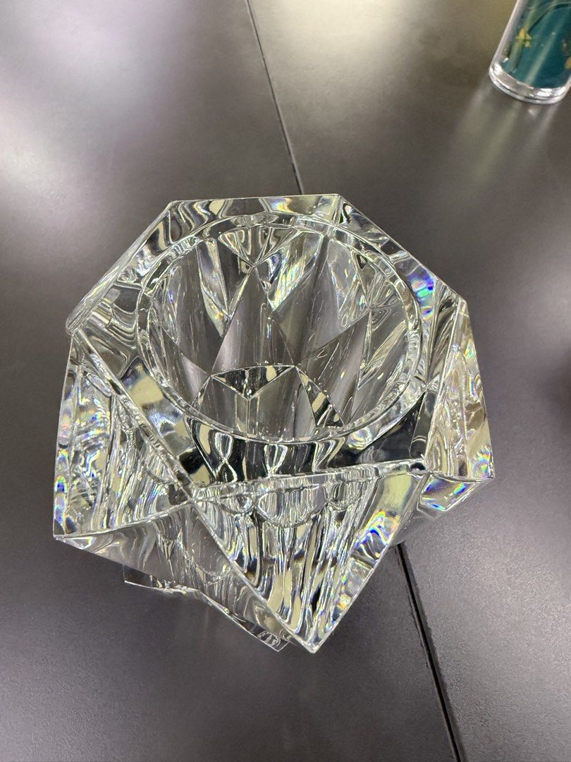 Baccarat Crystal Vase (Category: Vases & Decorative Bowls) located in Santa Maria. Submitted by casa_de_marques (Listing ID 1430211140, Image 2). Description: Baccarat Crystal Vase – Luxury Statement Piece ✨ Beautiful modern Baccarat vase with sharp geometric cuts that reflect light brilliantly. Solid, heavy crystal—very elegant in person. Perfect centerpiece for your home or office. RFS: Not in use Condition: Excellent Send a message if interest