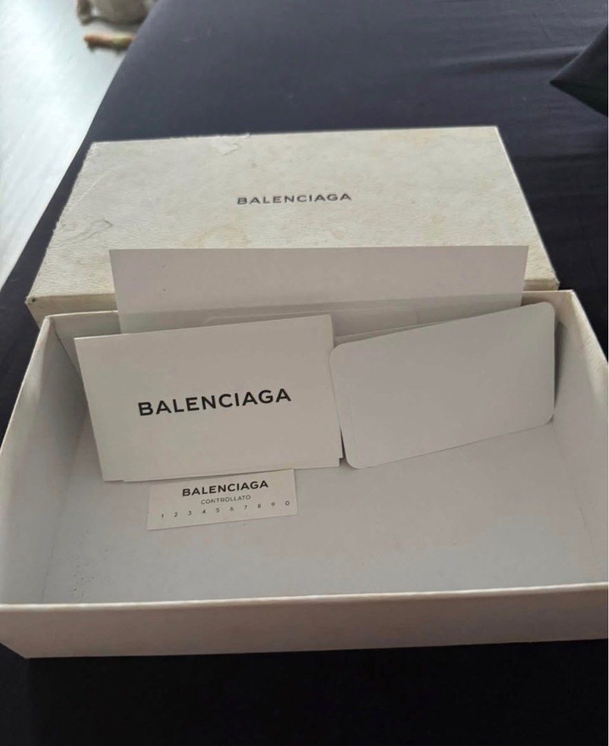 Balenciaga Classic Continental Wallet (Category: Luxury Bags & Wallets) located in Manila. Submitted by gabbieeigenmann (Listing ID 1430154947, Image 3). Description: Balenciaga Classic Continental Zip Long Wallet in fuchsia textured lambskin leather. .