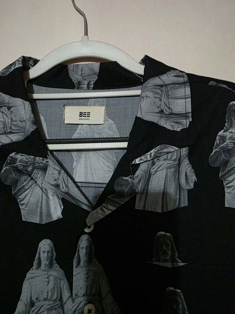 BEE Statue Print Short Sleeve Shirt (Category: Tshirts & Polo Shirts ) located in San Fernando. Submitted by bizarrethrifting (Listing ID 1430054771, Image 3). Description: .