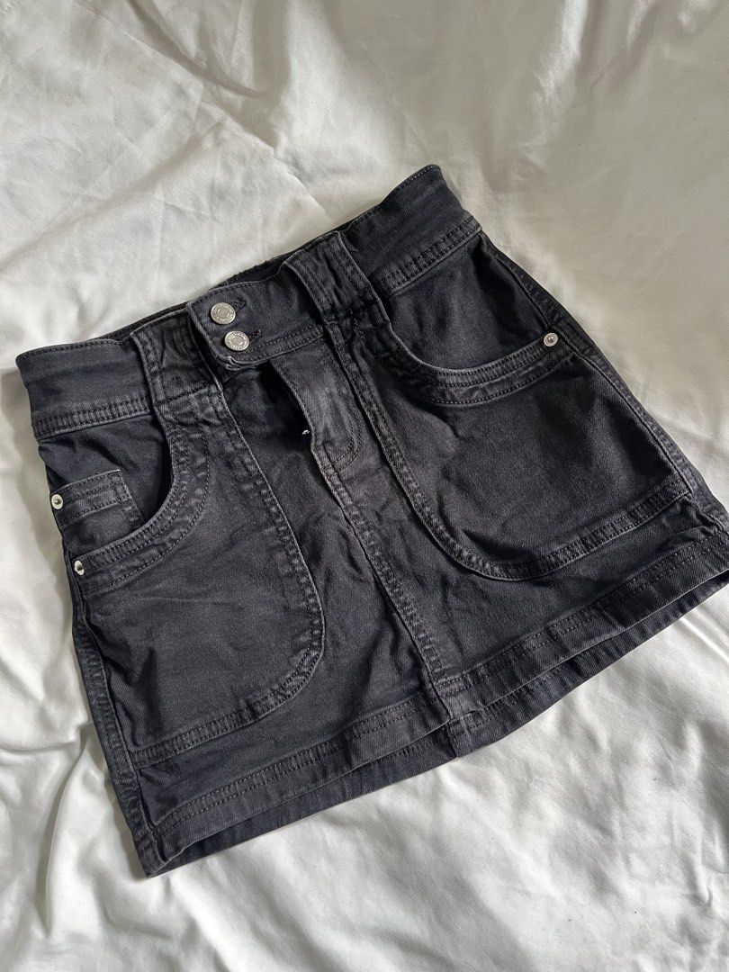 Bershka Denim Skirt (Category: Skirts) located in Quezon City. Submitted by dawn_iii (Listing ID 1430061640, Image 2). Description: • Waist - 22-23inch • No Inner • Used one time only • good for petite girlies❤️ • no issues .