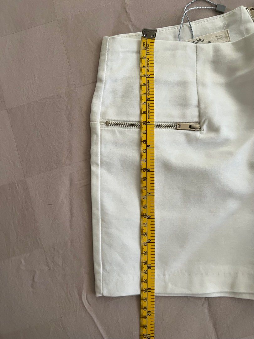 Bershka White Shorts (Category: Shorts) located in Paranaque City. Submitted by arkingls (Listing ID 1430081175, Image 3). Description: Bershka White Shorts Best fit XS - M Used once.