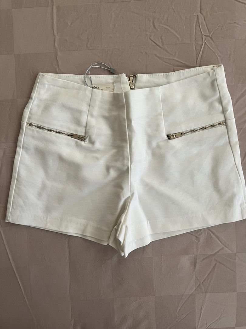 Bershka White Shorts (Category: Shorts) located in Paranaque City. Submitted by arkingls (Listing ID 1430081175, Image 1). Description: Bershka White Shorts Best fit XS - M Used once.