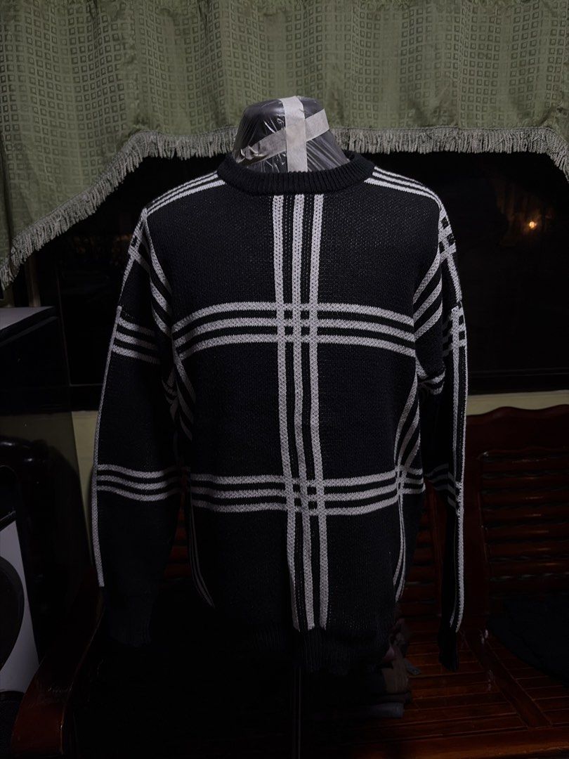 Black and White Plaid Sweater (Category: Coats, Jackets and Outerwear) located in Makati City. Submitted by secondselection (Listing ID 1430137775, Image 2). Description: W 24in L 28in.