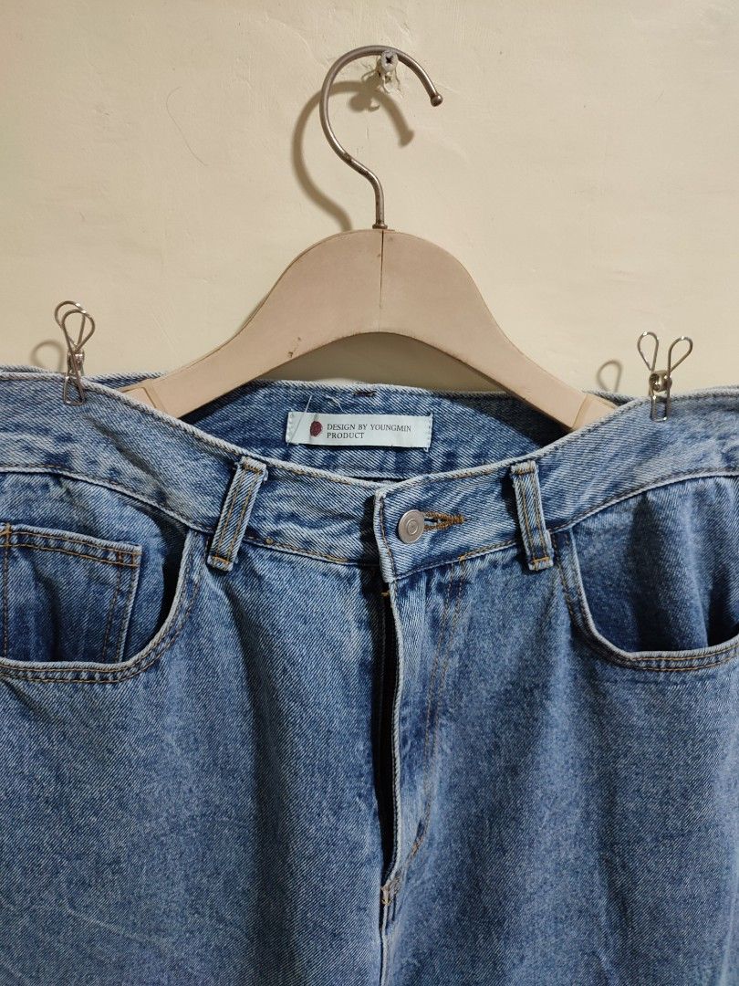Blue denim Baggy jeans (Category: Jeans) located in Lapu Lapu. Submitted by ogimsthrift (Listing ID 1430171956, Image 3). Description: Excellent Condition Like new Dimensions: W - 32 L - 40.5 Leg Opening - 11 Price: 1000 + sf Loc: Lapu - lapu City, Cebu.