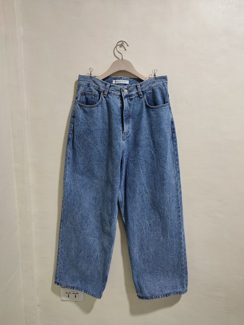 Blue denim Baggy jeans (Category: Jeans) located in Lapu Lapu. Submitted by ogimsthrift (Listing ID 1430171956, Image 2). Description: Excellent Condition Like new Dimensions: W - 32 L - 40.5 Leg Opening - 11 Price: 1000 + sf Loc: Lapu - lapu City, Cebu.