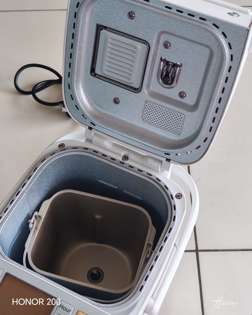 Bread Maker (Category: Breadmakers) located in Kuala Lumpur. Submitted by newsonchz70422 (Listing ID 1430086710, Image 2). Description: Brand New!!!! Panasonic SD-P104 Bread Maker with original instructions!!! .
