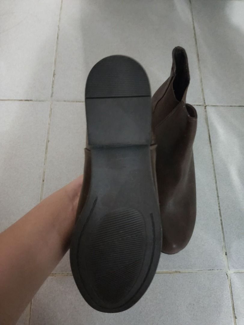 Brown Camel Crown Boots (Category: Boots) located in Manila. Submitted by ashcreamstore (Listing ID 1430093876, Image 3). Description: Comfg sa paa. Sinukat lang tapos never nagamit outside. Natuklap na lang yung sa leather part dahil nakatambak lang. Galing canada. .