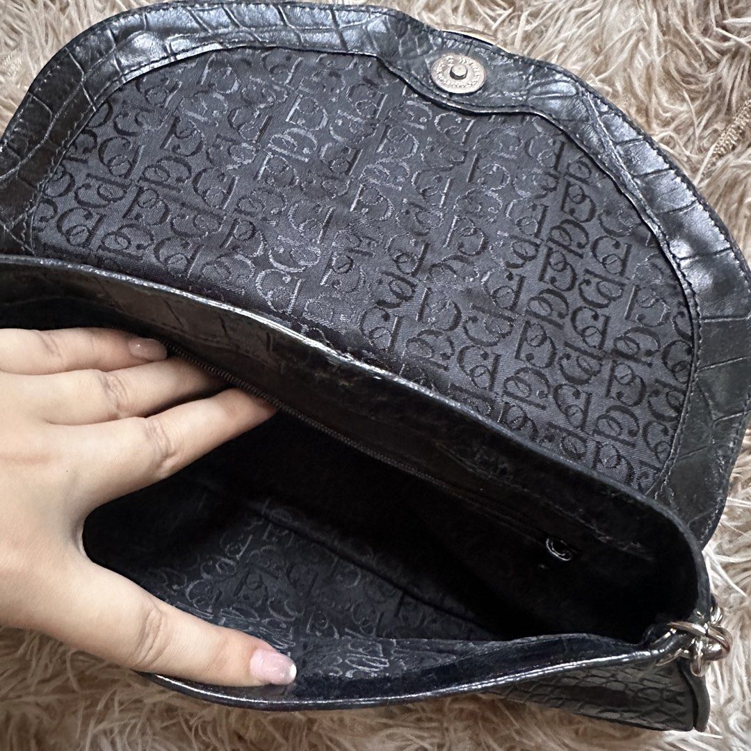 Charles David Black Clutch Bag (Category: Luxury Bags & Wallets) located in Makati City. Submitted by tatiiix (Listing ID 1430139267, Image 3). Description: Vintage Charles David Bag! I love this but I've already outgrown the bag. This has lots of space, making it perfect for night outs! :) Hit me up for more details! .