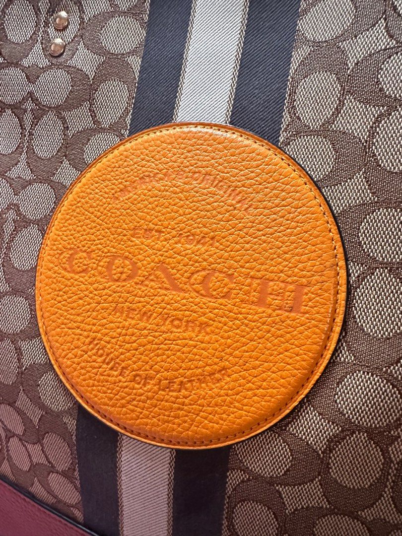 Coach dempsey tote (Category: Luxury Bags & Wallets) located in Tandag. Submitted by kawaiispreloved (Listing ID 1430032139, Image 2). Description: Malaki to.