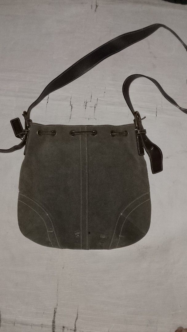 Coach Drawstring Crossbody Bag (Category: Luxury Bags & Wallets) located in Rizal. Submitted by akosilelouh71119 (Listing ID 1430191382, Image 2). Description: vintages coach drawstring cross body bag well use bot in good. condition .