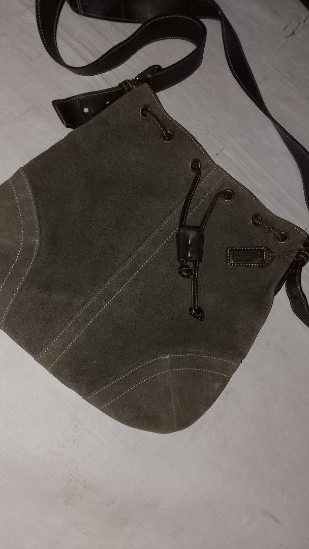 Coach Drawstring Crossbody Bag (Category: Luxury Bags & Wallets) located in Rizal. Submitted by akosilelouh71119 (Listing ID 1430191382, Image 3). Description: vintages coach drawstring cross body bag well use bot in good. condition .