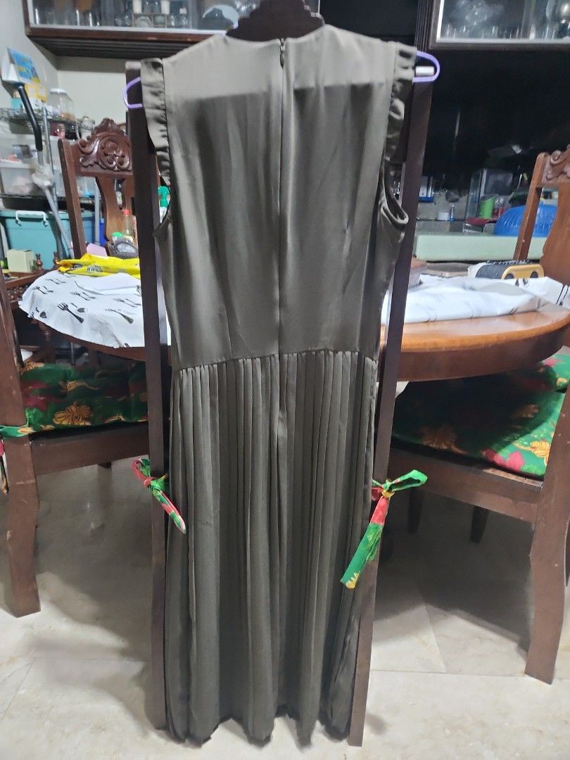 Concept Club Pleated Dress (Category: Dresses) located in Makati City. Submitted by fairytale8888 (Listing ID 1430162337, Image 3). Description: Brand New without tag Never been used clean and ready to use.