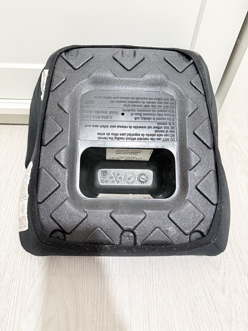 Cosco Booster Car Seat (Category: Car Seats) located in Manila. Submitted by eiram25 (Listing ID 1430059438, Image 2). Description: Cosco booster car seat. Features a gray seat with black accents. The Cosco logo is visible on the front. The bottom of the seat has a textured black surface. Includes safety information labels. Designed for children within a specific weight and height range..